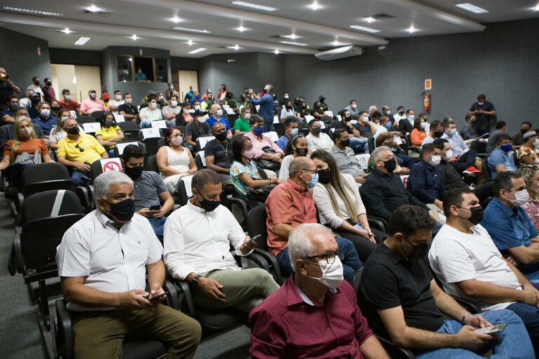 Em evento, Bocalom assina termo que autoriza a redução da tarifa de ônibus; saiba quando passa a valer