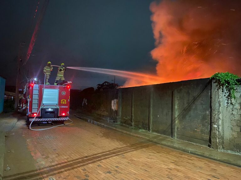 Ferro velho pega fogo e bombeiros são acionados para apagar incêndio de grandes proporções