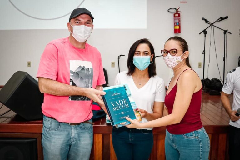 Concurso do ISE: A pedido de Gehlen Diniz, senadora Mailza Gomes entrega 180 Vade Mecum em Sena Madureira