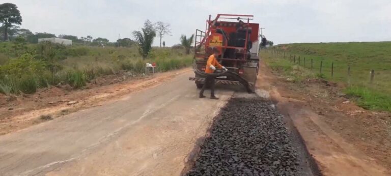 Deracre recupera estrada do Ramal do Mutum, em Rio Branco