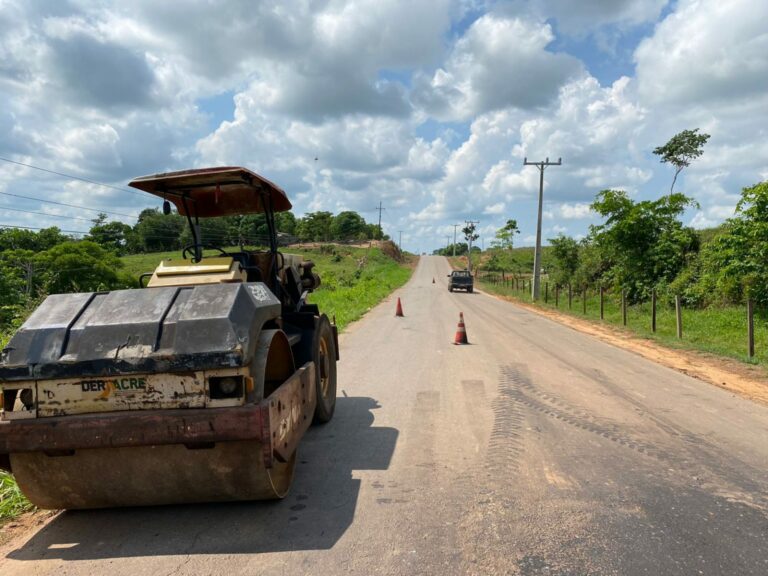 Deracre realiza operação tapa-buraco na rodovia AC-10, em Rio Branco