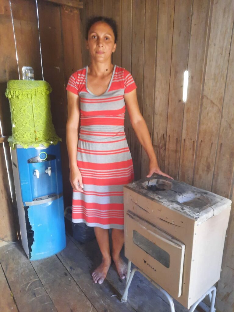 Cozinhando há meses em fogareiro, acreana pede ajuda para comprar comida e pagar dívidas