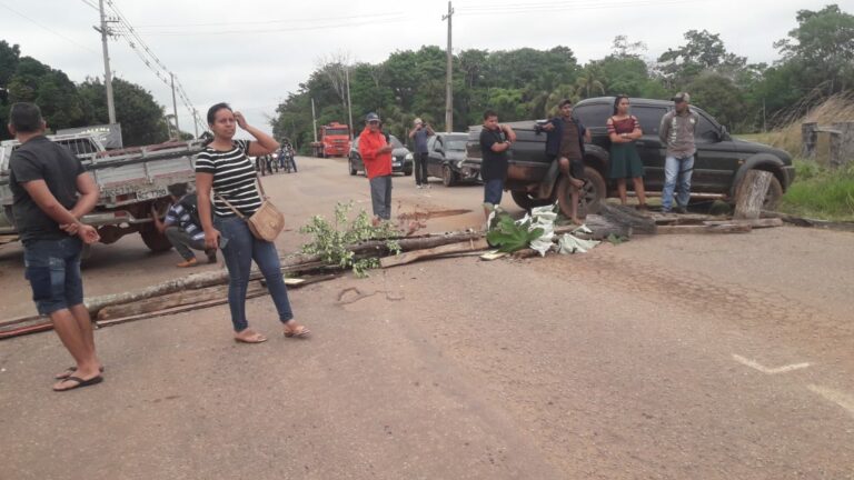 Em protesto, moradores da Transacreana fecham rodovia pedindo recuperação de ramais