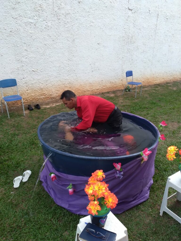 O poder da palavra de Deus: no presídio de Sena Madureira, ex-faccionados são batizados nas águas; veja fotos