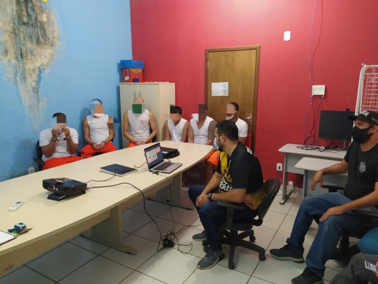 Reeducandos envolvidos em violência doméstica recebem palestra no presídio de Sena