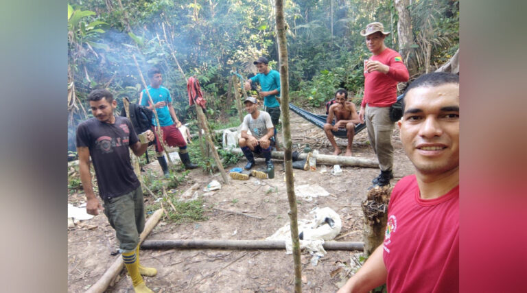 Corpo de Bombeiros encontra idoso perdido na selva há 5 dias, em Rodrigues Alves