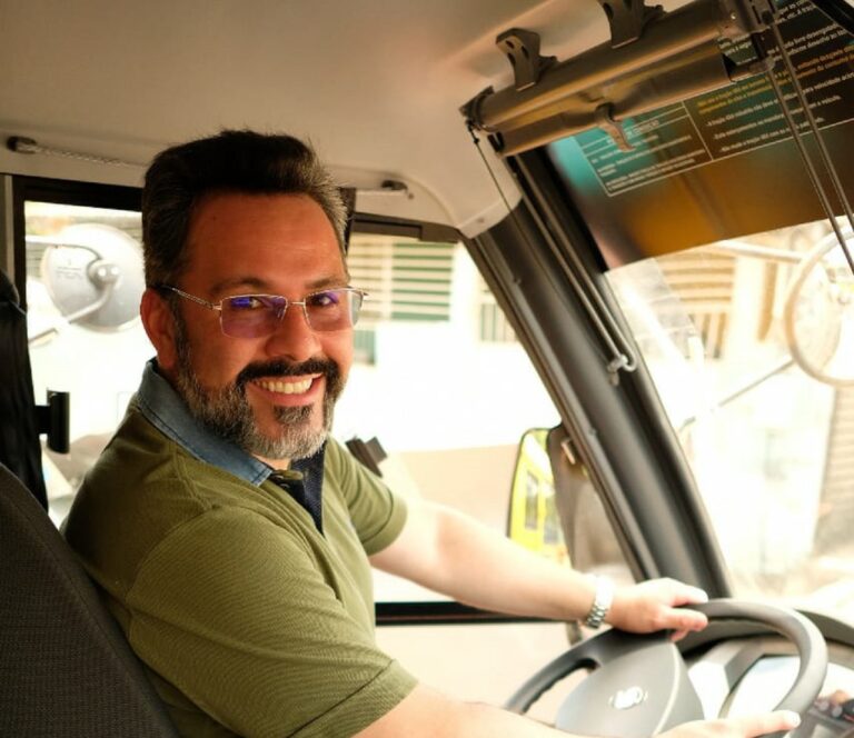 Alan Rick entrega ônibus escolares ao Ieptec com recursos de suas emendas