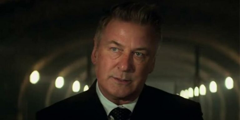 Ator de Hollywood Alec Baldwin é visto aos prantos após acidente fatal em set de filmagens