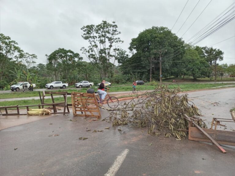 Com barricada, moradores do Joafra, em Rio Branco, fecham ruas para cobrar melhorias: “Não são eles que moram na lama”