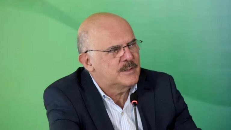 Milton Ribeiro deixa a Polícia Federal em São Paulo onde estava preso