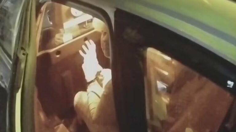 Idosa esfaqueia marido ‘violento’ e o deixa sangrar até a morte