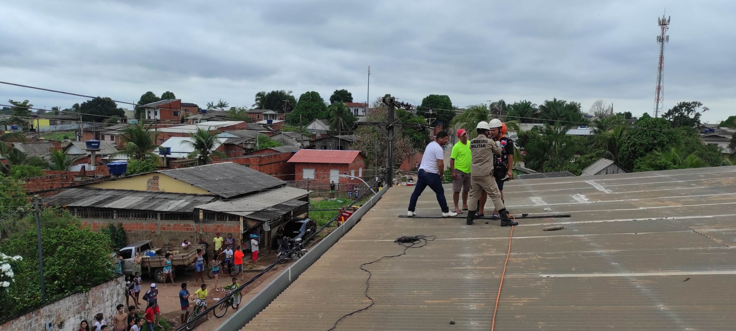 Trabalhador é resgatado por Bombeiros e salvo por equipe do Samu após descarga elétrica em Rio Branco Trabalhador é resgatado por Bombeiros e salvo por equipe do Samu após descarga elétrica em Rio Branco