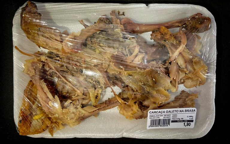 Fotógrafo faz ensaio com restos de comida em bandejas precificadas para criticar fome