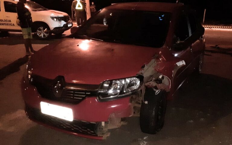 Motociclista morre após ser atingido por carro que fazia uma curva; vídeo