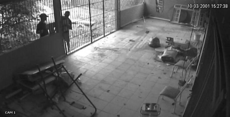 De bicicleta, dupla invade residência de servidor público na Baixada da Sobral