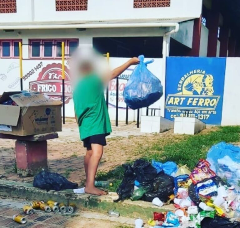 No Dia das Crianças, menino remexe lixo e cata latinhas para vender e sobreviver no Acre