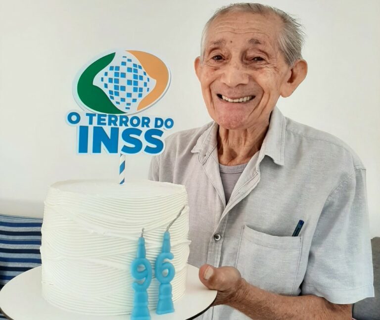 Idoso aposentado há 45 anos ganha bolo temático no Rio: ‘Terror do INSS’