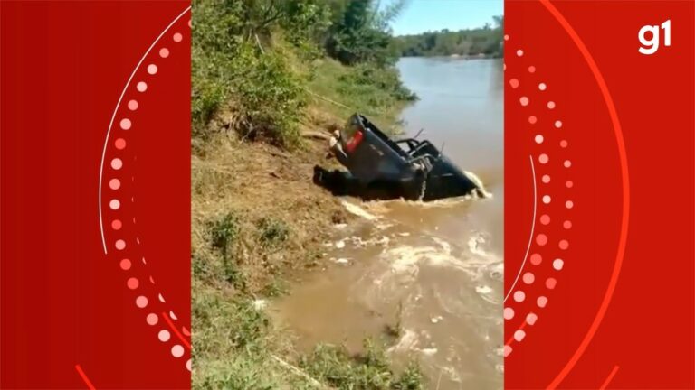 Homem deixa caminhonete em barranco para ir pescar e ela é ‘engolida’ por rio; vídeo