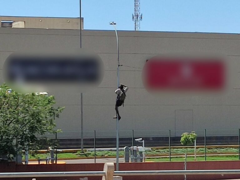 ‘Homem aranha’ é flagrado subindo em poste para furtar fios próximo a shopping