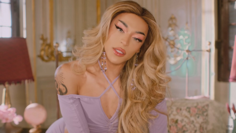 Pabllo Vittar posa com bunda de fora e dispara: “Rabão pra que se ninguém bate”