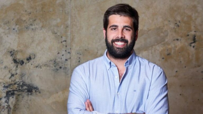 ‘Não há muita diferença entre o vício em drogas e no celular’, diz psicólogo