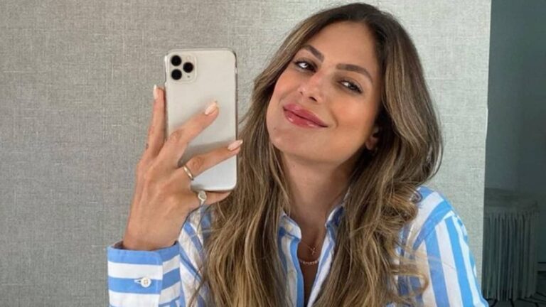 Mari Gonzalez posta foto pelada no chuveiro