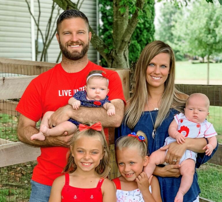 Casal adota irmãs e duas semanas depois descobre gravidez de gêmeos
