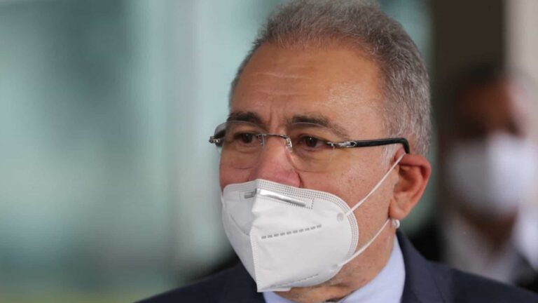 Queiroga defende flexibilizar uso de máscaras ao ar livre