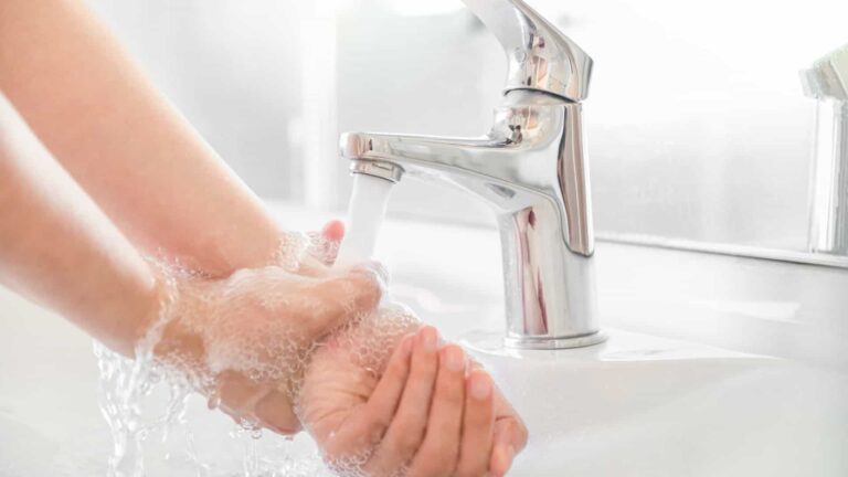 Lavar bem as mãos salva vidas: siga estes 11 passos!