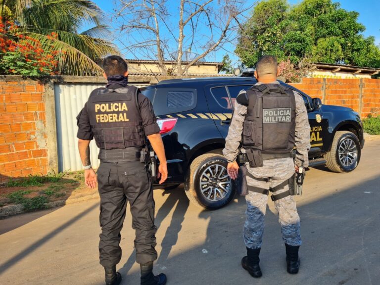 Polícia Federal destrói 131 balsas no rio Madeira e prende três pessoas com ouro em garimpo ilegal