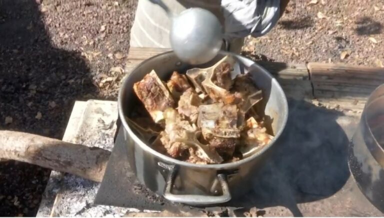 ‘Carne de ossos’: carcaça temperada, pé de galinha, pescoço e outros cortes de terceira também ficaram mais caros