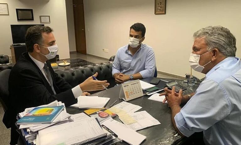 Presidente do Senado anuncia saída do DEM para o PSD, partido do senador Petecão