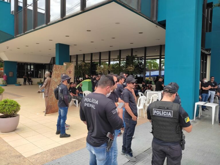 Protesto: Policiais penais acampam na Aleac pedindo melhorias salariais