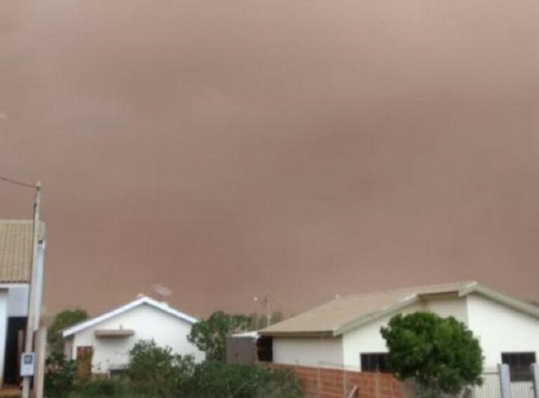 Meteorologia faz alerta para chuva forte e ventania de poeira no domingo