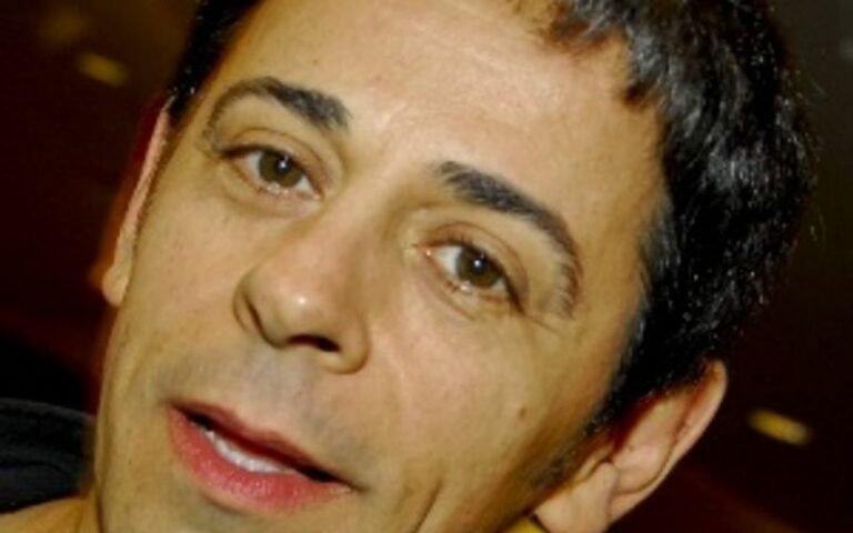 Ator da Globo surge nu aos 65 anos e brinca: “Fazemos programa”; veja fotos