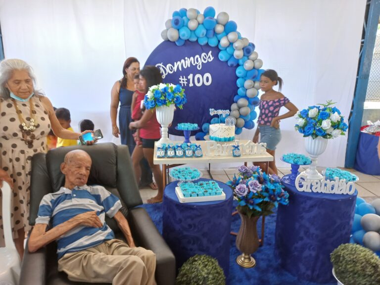 Seu Domingos, ex-regatão dos rios de Sena Madureira, comemora 100 anos