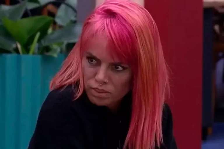 A Fazenda 13: Valentina leva um chute na cabeça. Assista!