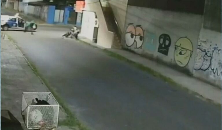 Ladrões em moto são presos após polícia flagrar assalto em Manaus; vídeo