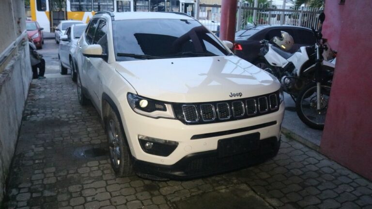 Operação apreende três carros de luxo, 10 armas de fogo e prende casal em Manaus