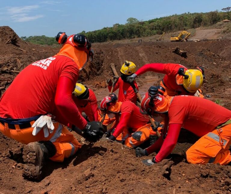 Vídeo: Bombeiros encontram mais um corpo em Brumadinho