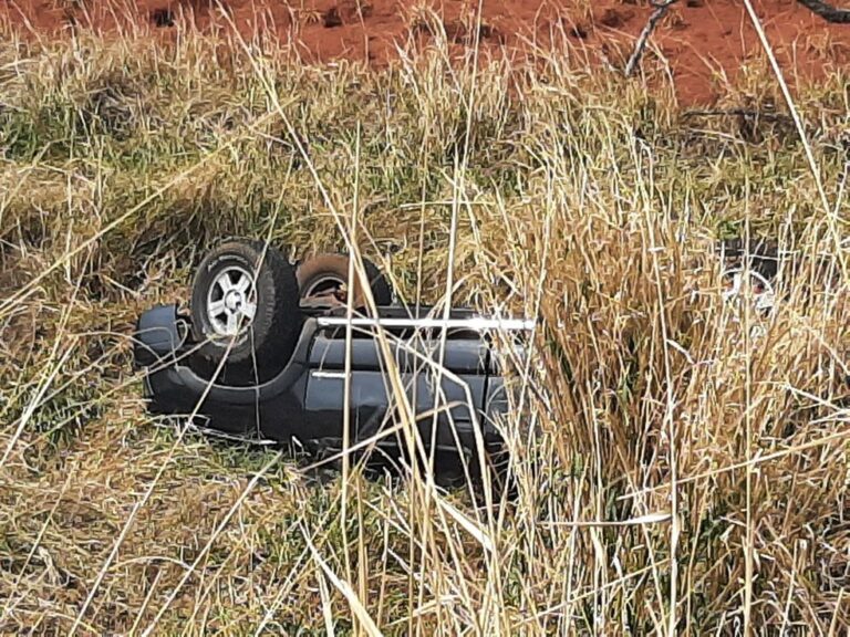 Tragédia: Caminhonete superlotada capota, cai em ribanceira e deixa 2 mortos e 5 feridos