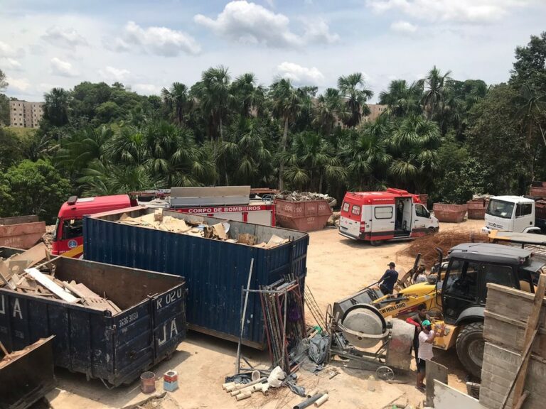 Dois trabalhadores são soterrados em deslizamento no pátio de empresa em Manaus
