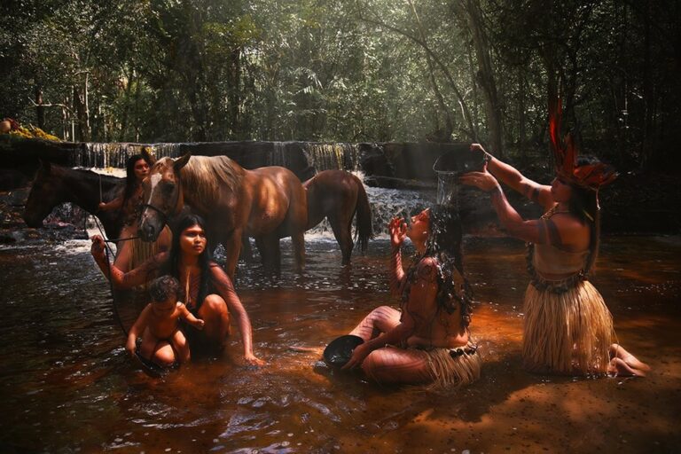 Exposição ‘As Amazonas’ recria cenas do imaginário popular na Casa das Artes, em Manaus