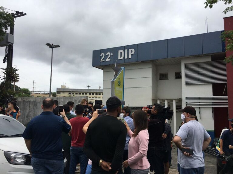 Em protesto, pais pedem prisão de fisioterapeuta acusada de agredir crianças em Manaus