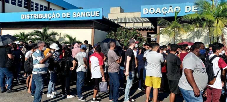 Ingressos do jogo do Brasil não retirados são distribuídos a doadores de sangue em Manaus