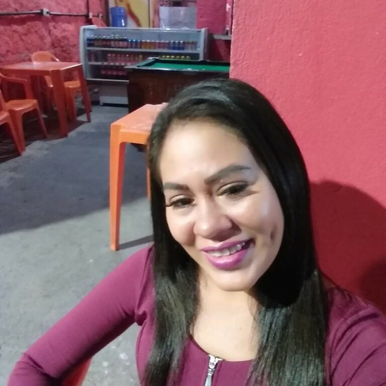 Jovem é morta a facadas enquanto fazia programa e companheira se desespera: “Mataram minha esposa”