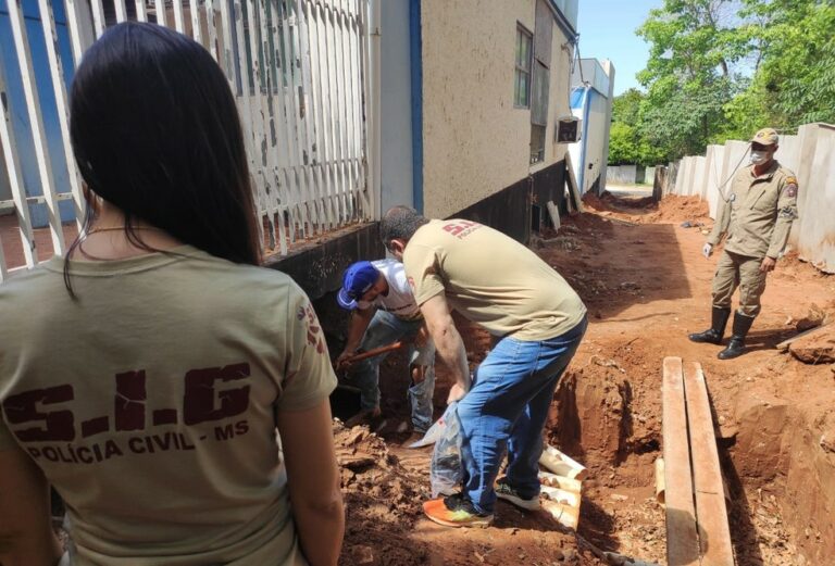Ao fazer reforma em hospital, trabalhadores acham ossada humana e ampolas de remédios no contrapiso
