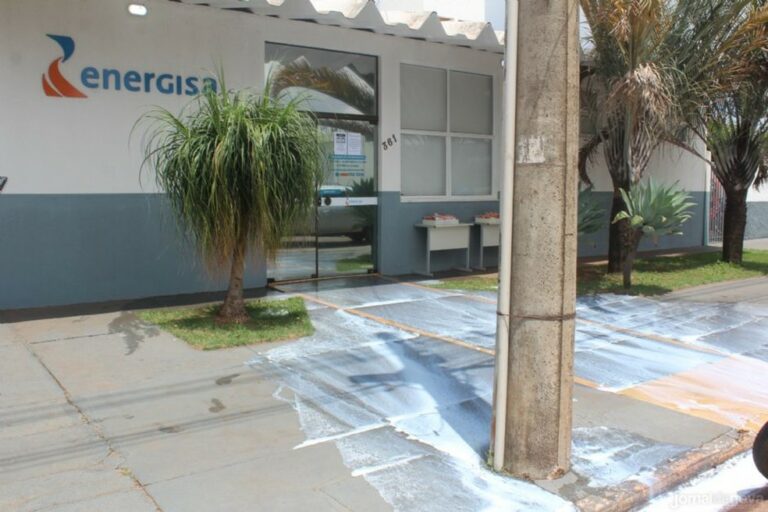 Em forma de protesto, produtores jogam leite estragado em calçada de concessionária de energia; veja vídeo