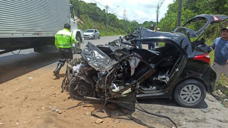 Engenheiro morre após colidir carro contra caminhão em Manaus