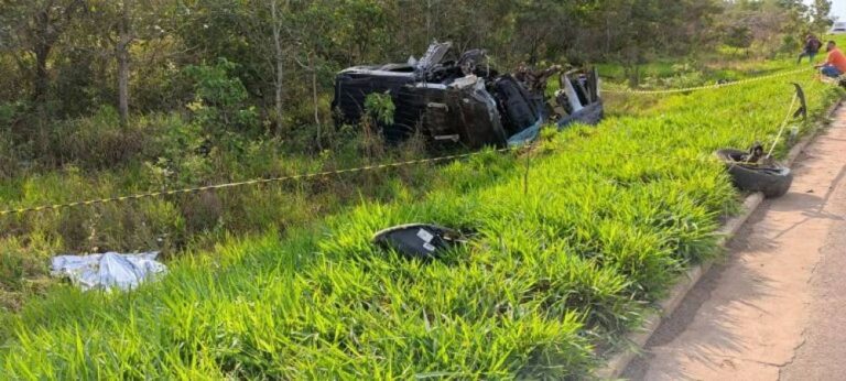 13 pessoas morrem em acidente entre caminhonete e van que transportava pacientes